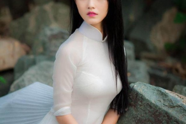 Even if the lights are dim, even if there are many people, even if she wears a mask ... but Nan Zhai recognized her at first sight.